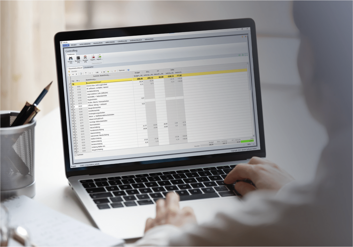 calculis Controlling-Software auf einem Laptop