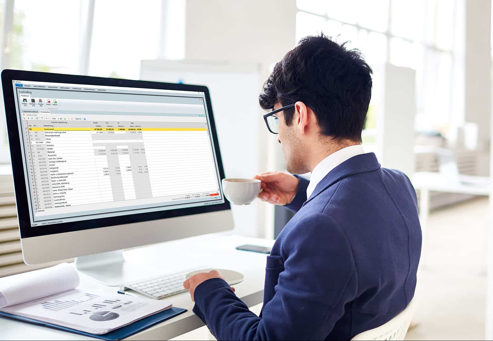 Person arbeitet am Computer mit calculis Software