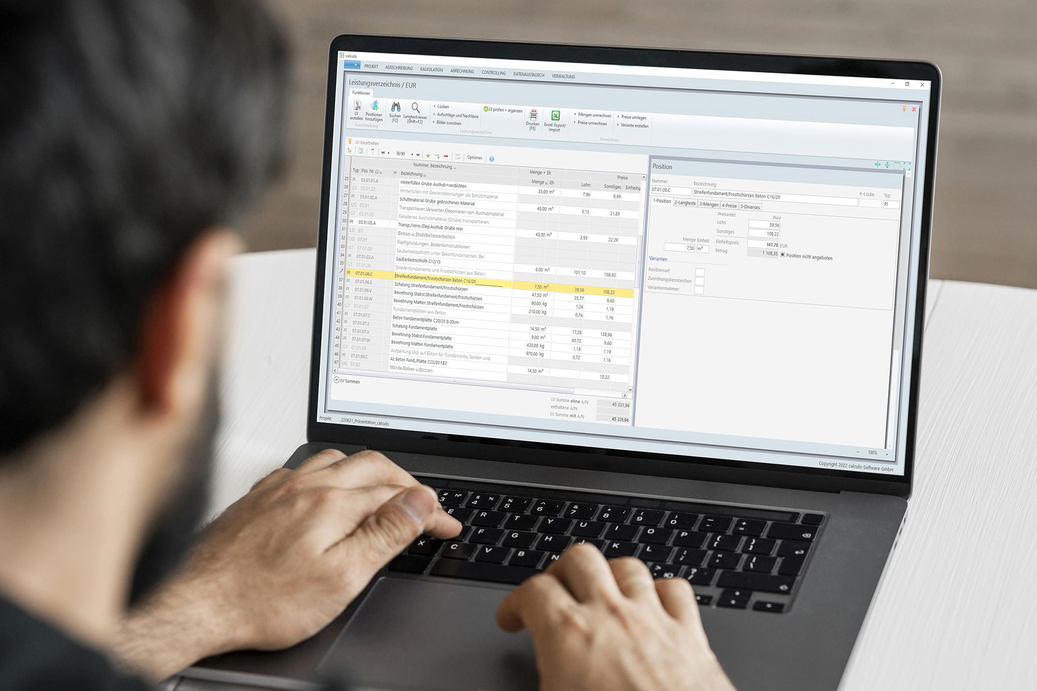 Person arbeitet am Laptop mit calculis Software