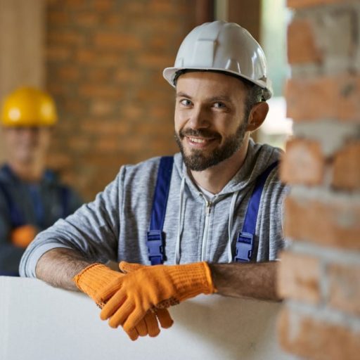 Bauarbeiter mit Schutzhelm und Arbeitshandschuhen